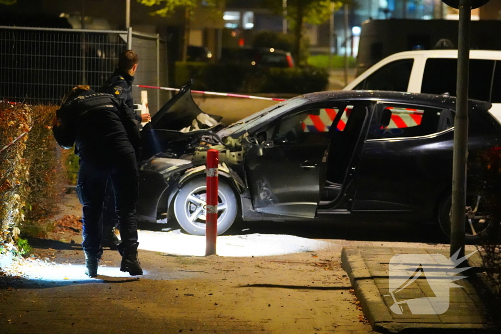 Auto zwaar beschadigd door explosief