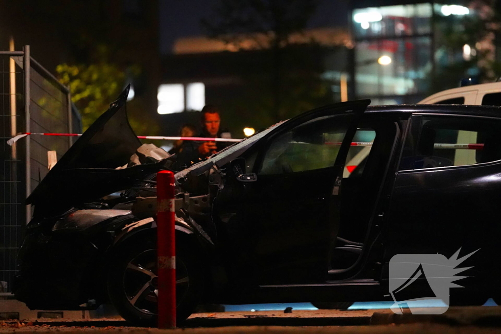 Auto zwaar beschadigd door explosief