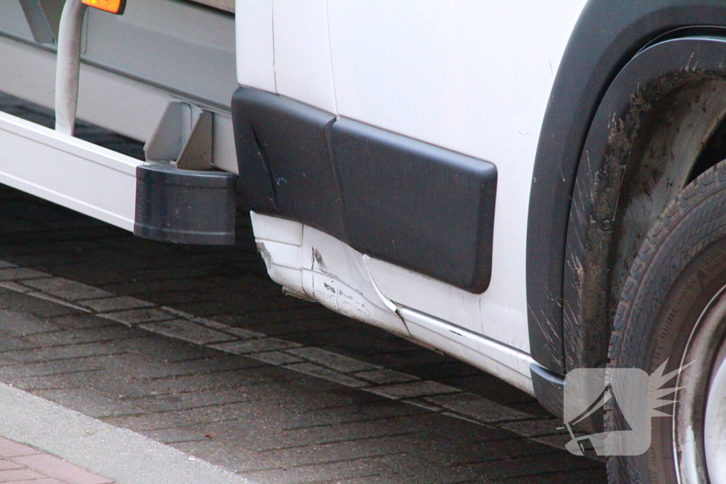 Scooterrijder botst tegen bestelbus