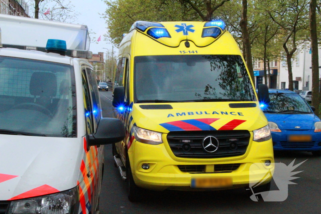 Scooterrijder botst tegen bestelbus