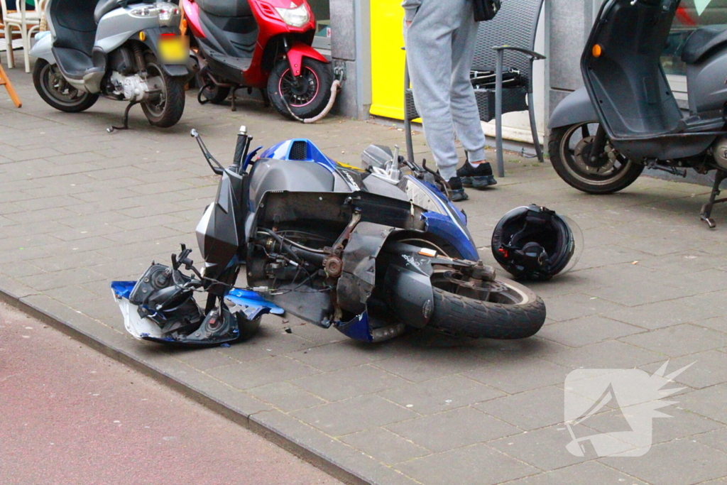Scooterrijder botst tegen bestelbus