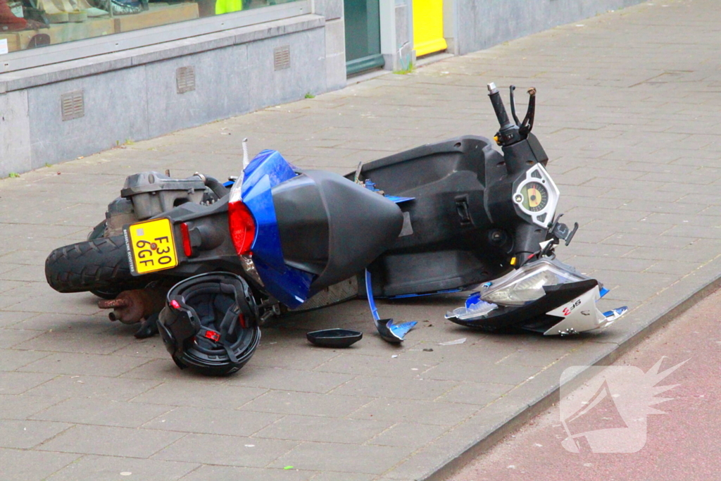 Scooterrijder botst tegen bestelbus