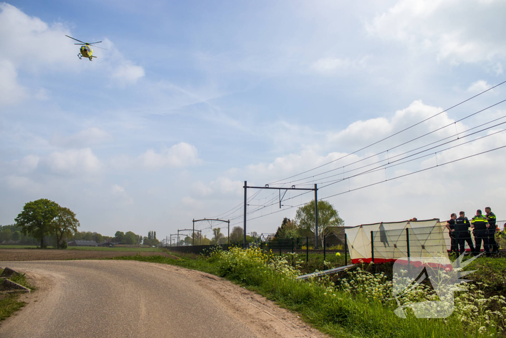 Trein sleept auto honderden meters mee over spoor, bestuurder overleden