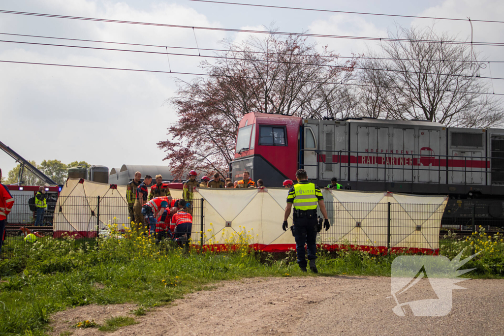 Trein sleept auto honderden meters mee over spoor, bestuurder overleden