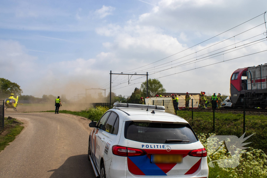 Trein sleept auto honderden meters mee over spoor, bestuurder overleden