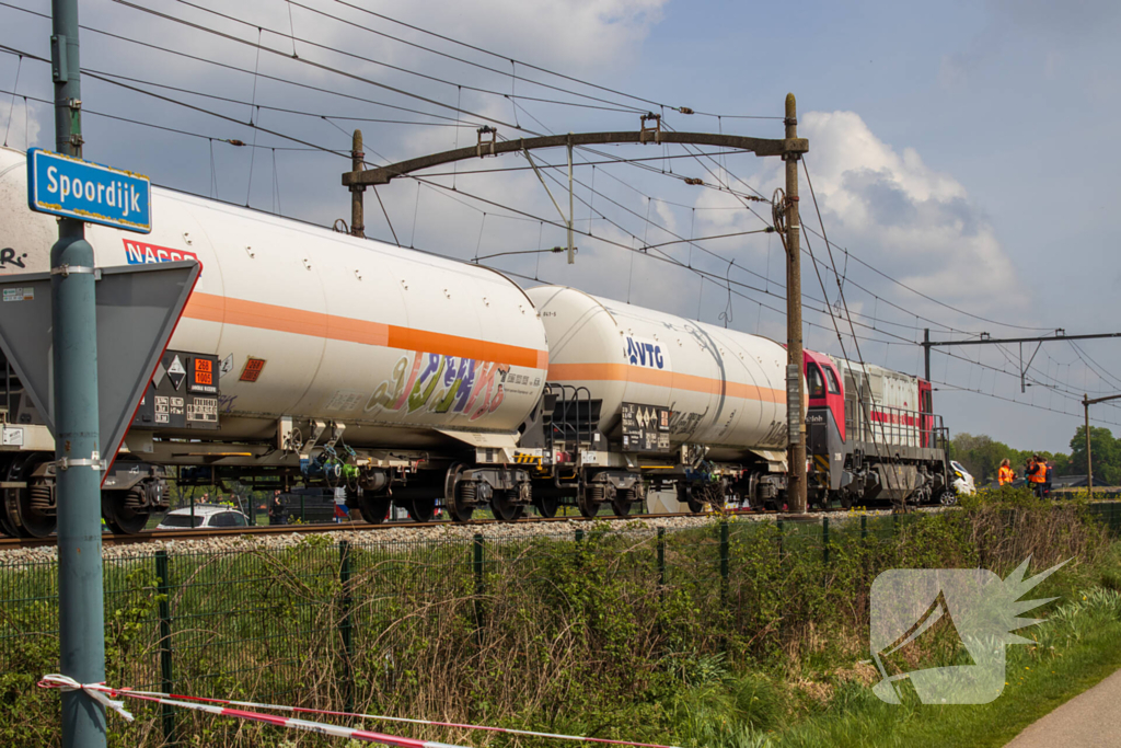 Trein sleept auto honderden meters mee over spoor, bestuurder overleden