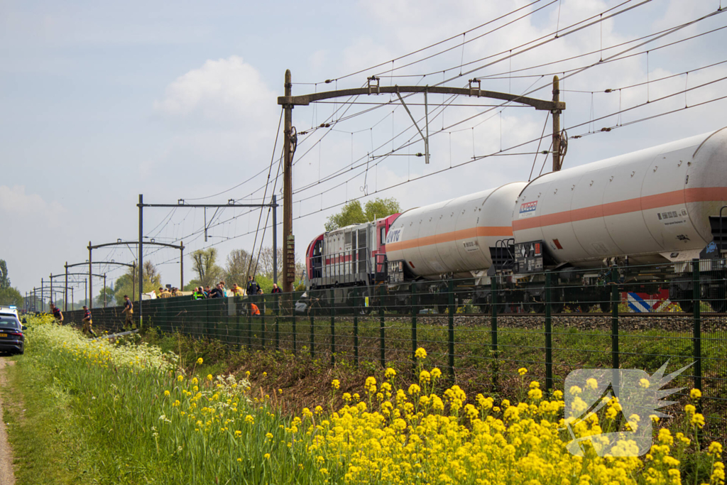 Trein sleept auto honderden meters mee over spoor, bestuurder overleden