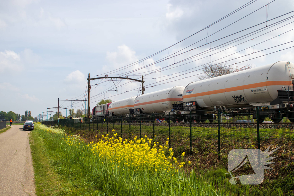 Trein sleept auto honderden meters mee over spoor, bestuurder overleden
