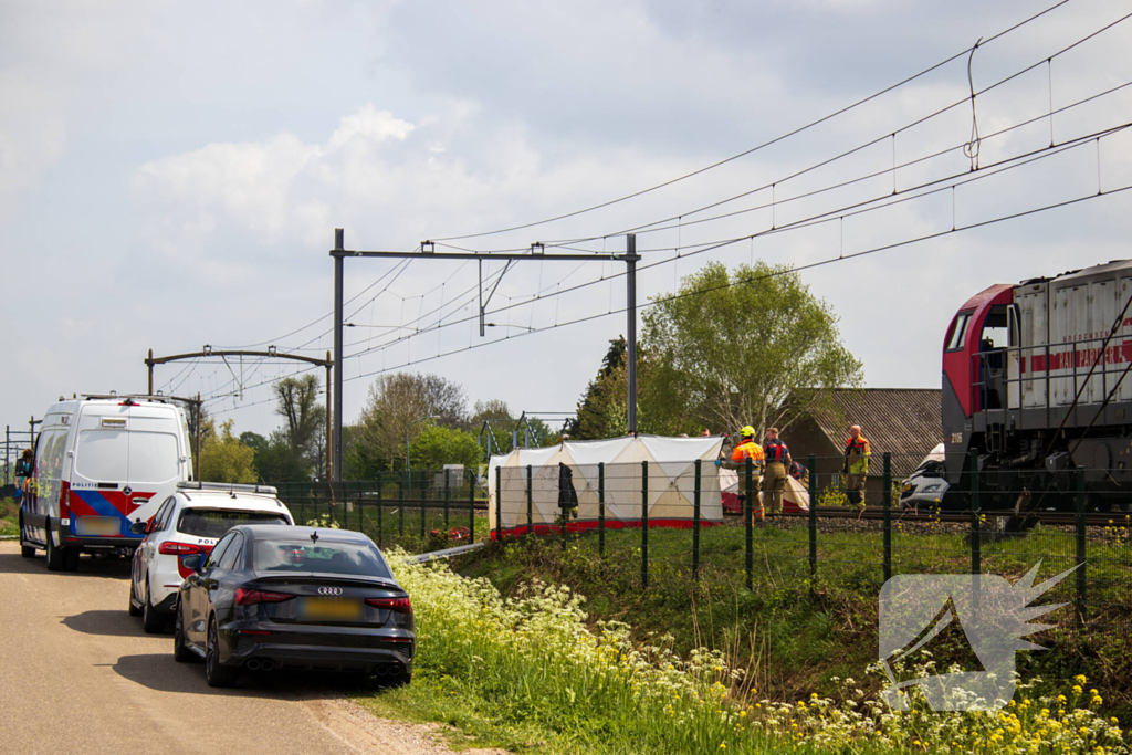 Trein sleept auto honderden meters mee over spoor, bestuurder overleden