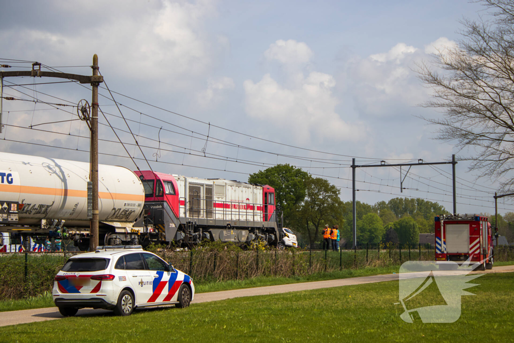 Trein sleept auto honderden meters mee over spoor, bestuurder overleden