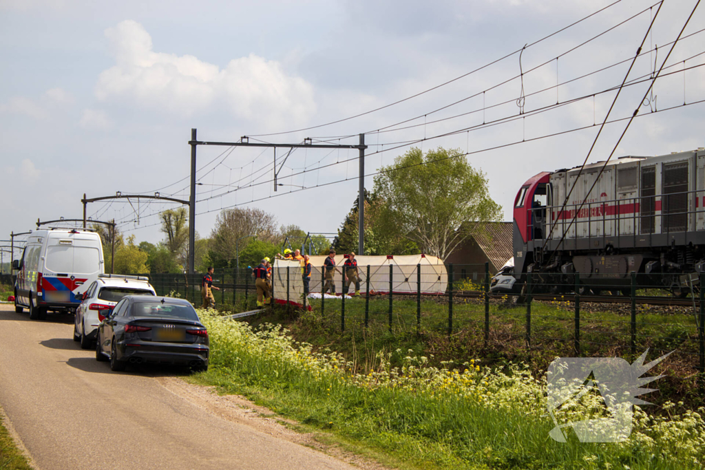 Trein sleept auto honderden meters mee over spoor, bestuurder overleden