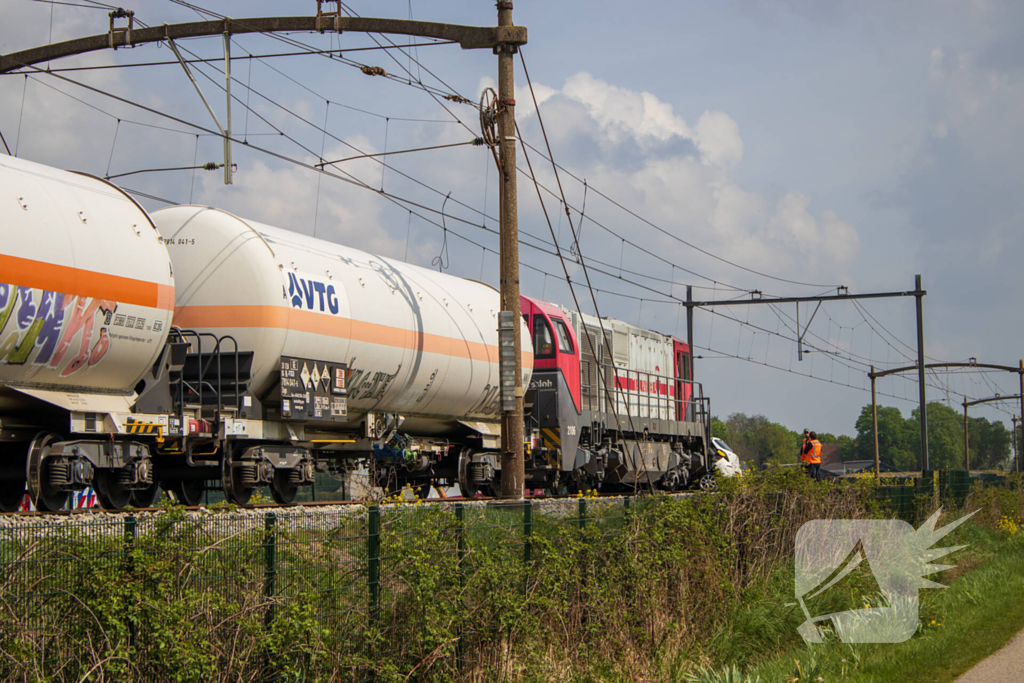 Trein sleept auto honderden meters mee over spoor, bestuurder overleden