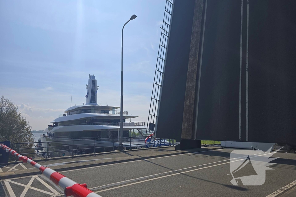 Gigantisch jacht passeert Houtribsluizen