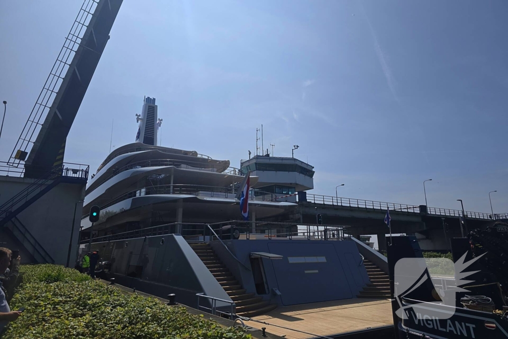 Gigantisch jacht passeert Houtribsluizen