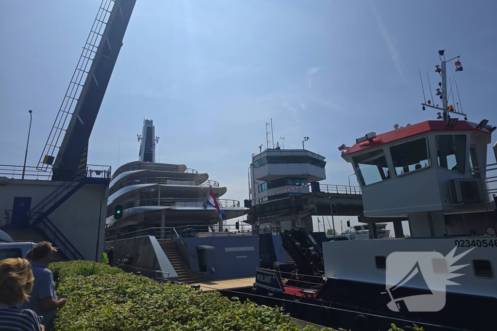 Gigantisch jacht passeert Houtribsluizen
