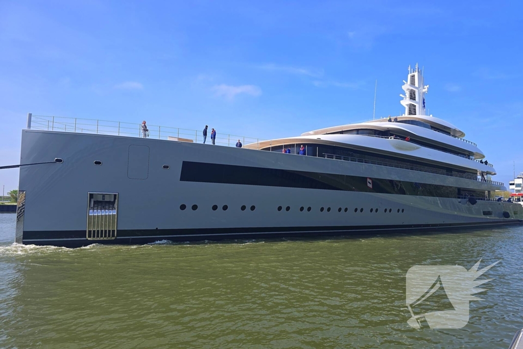 Gigantisch jacht passeert Houtribsluizen