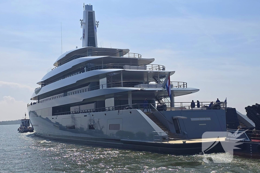 Gigantisch jacht passeert Houtribsluizen