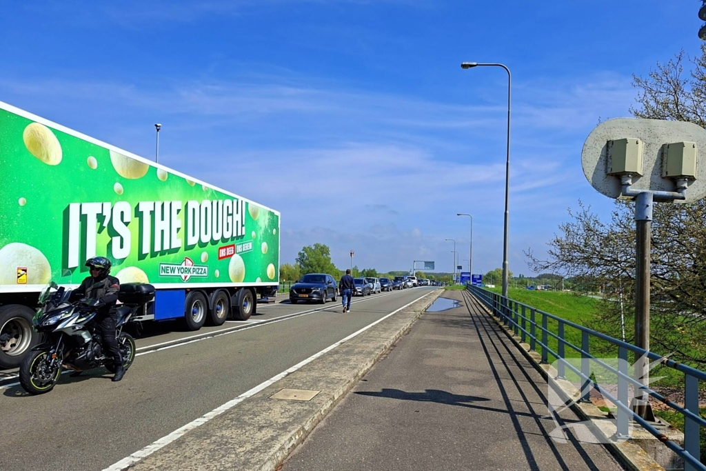 Gigantisch jacht passeert Houtribsluizen