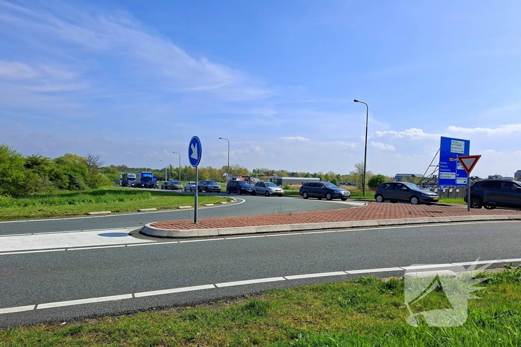 Gigantisch jacht passeert Houtribsluizen