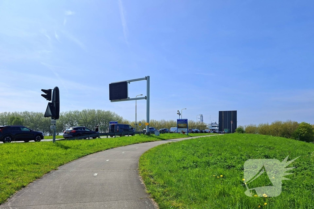Gigantisch jacht passeert Houtribsluizen