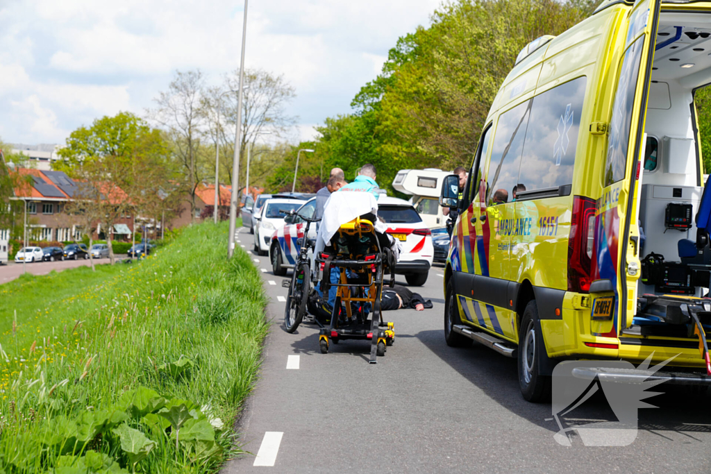Man valt met fiets en raakt gewond