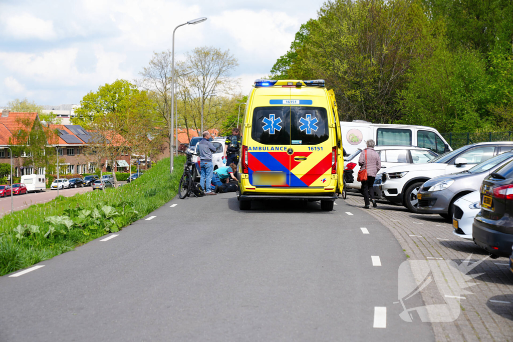 Man valt met fiets en raakt gewond
