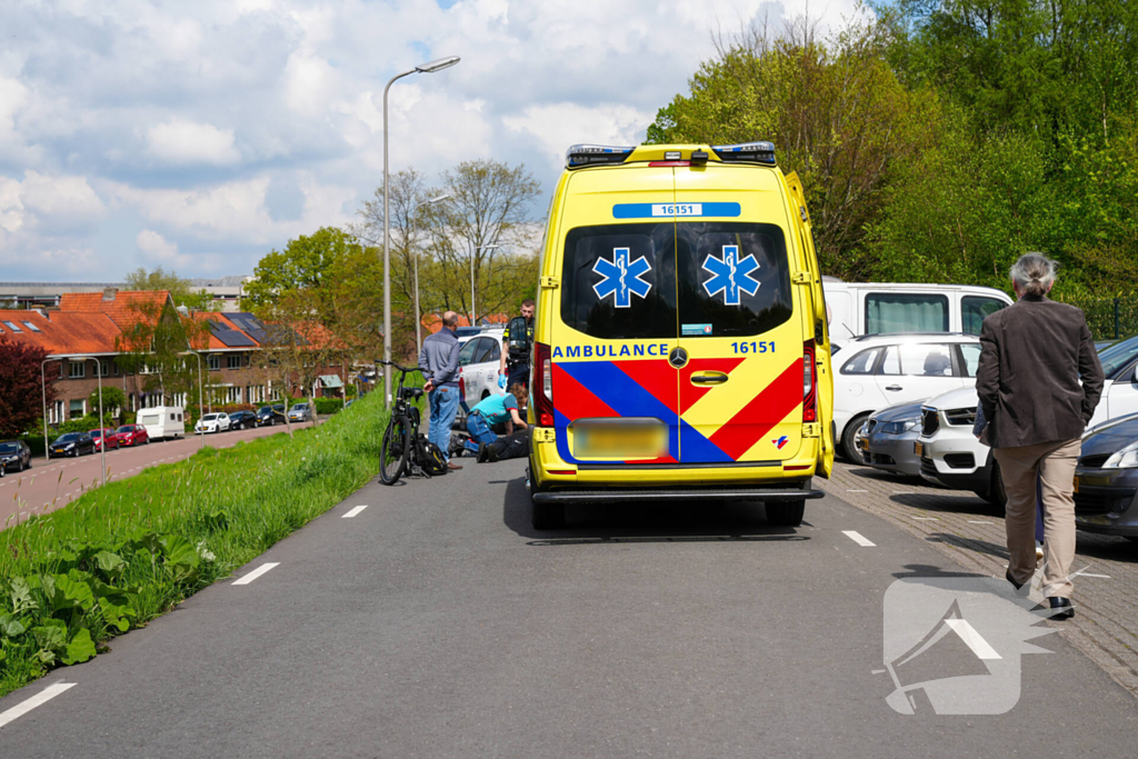 Man valt met fiets en raakt gewond