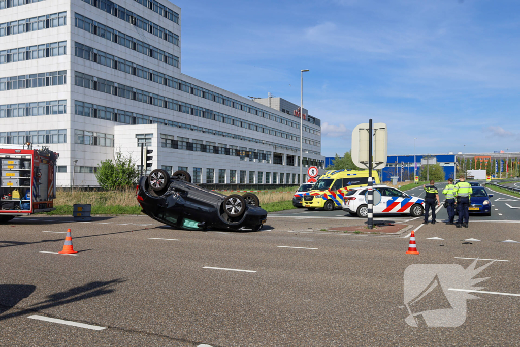 Auto belandt op kop na botsing, bestuurder gewond