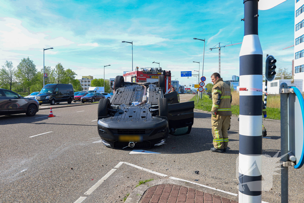 Auto belandt op kop na botsing, bestuurder gewond