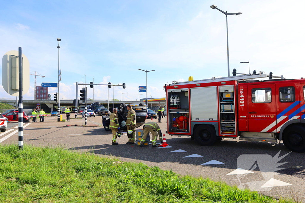 Auto belandt op kop na botsing, bestuurder gewond