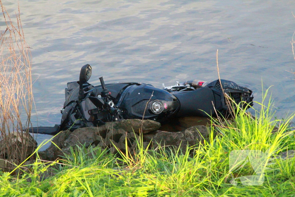 Motorrijder belandt in het water