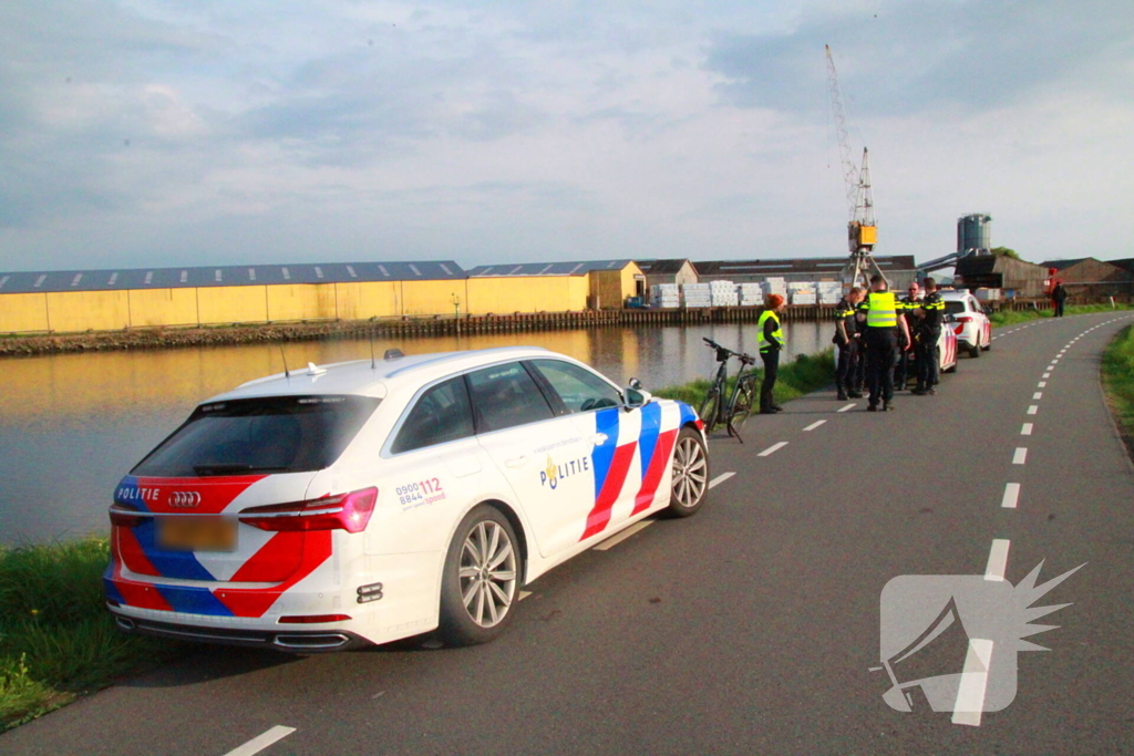 Motorrijder belandt in het water