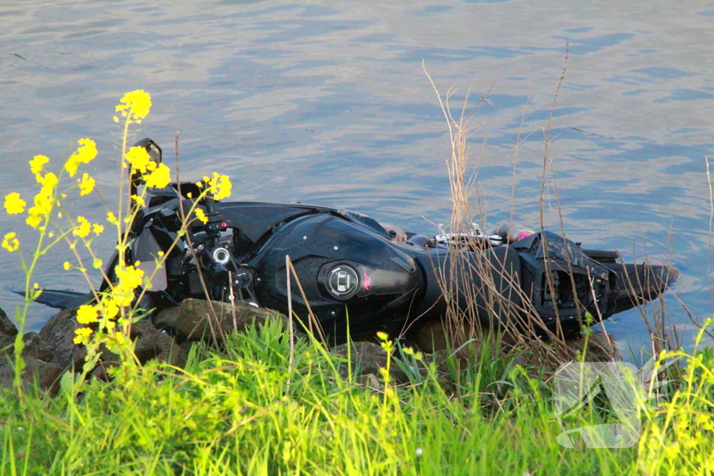 Motorrijder belandt in het water