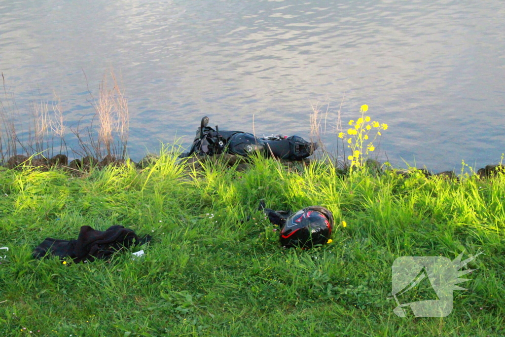 Motorrijder belandt in het water