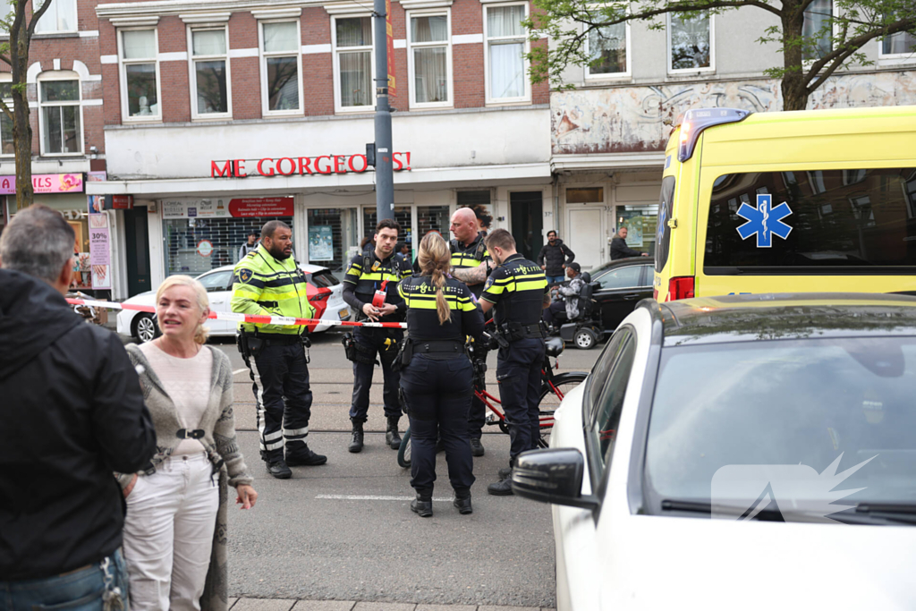 Persoon bekneld tussen twee voertuigen
