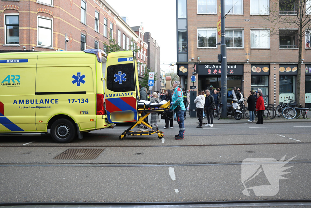 Persoon bekneld tussen twee voertuigen