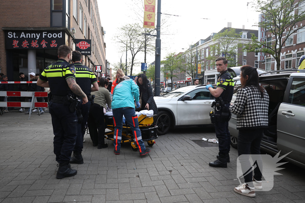 Persoon bekneld tussen twee voertuigen