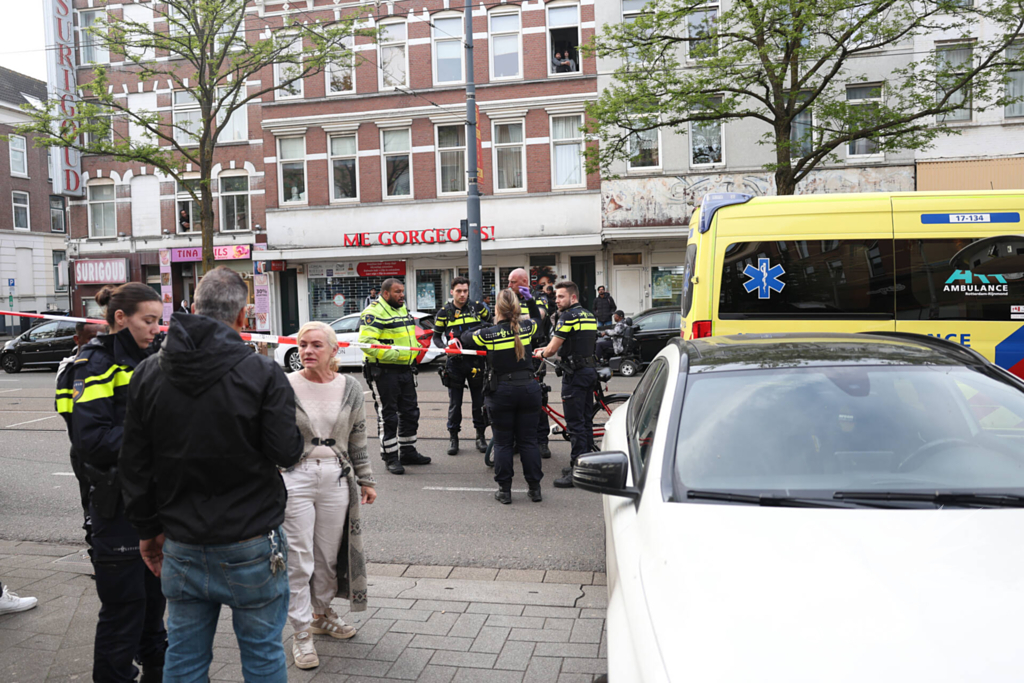 Persoon bekneld tussen twee voertuigen