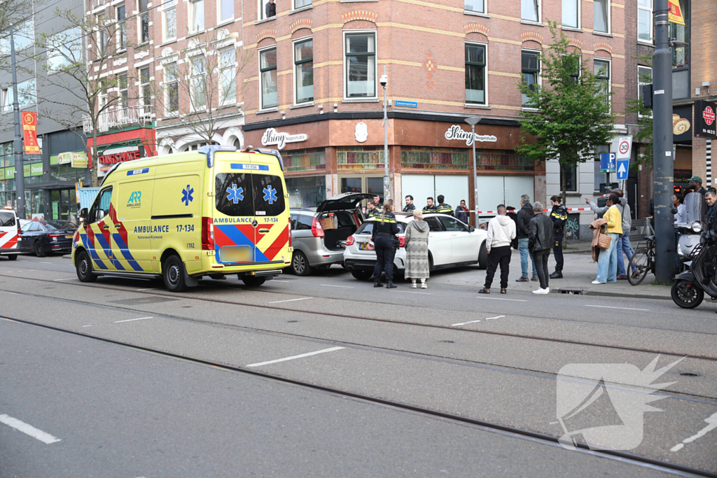 Persoon bekneld tussen twee voertuigen