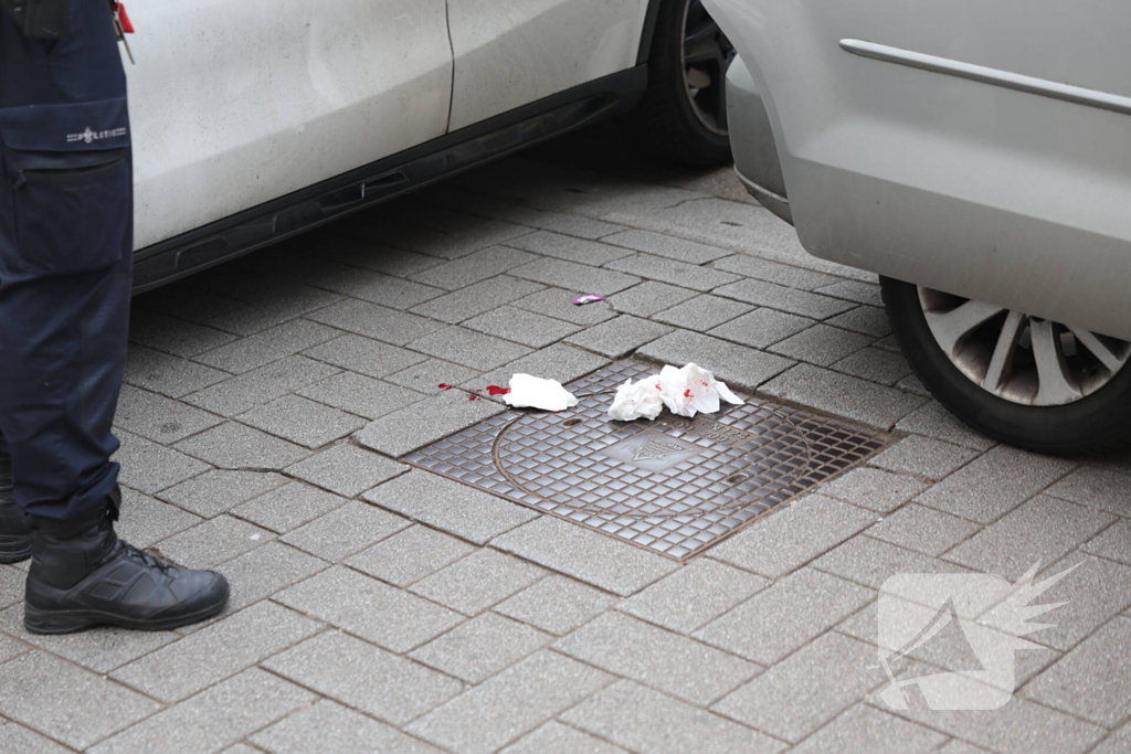 Persoon bekneld tussen twee voertuigen