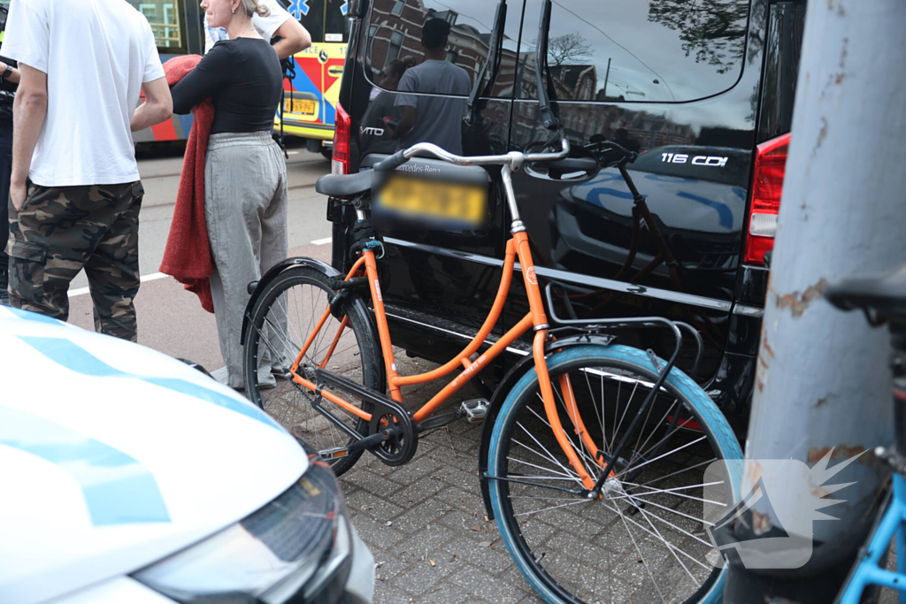 Motorrijder rijdt fietser aan en gaat ervandoor