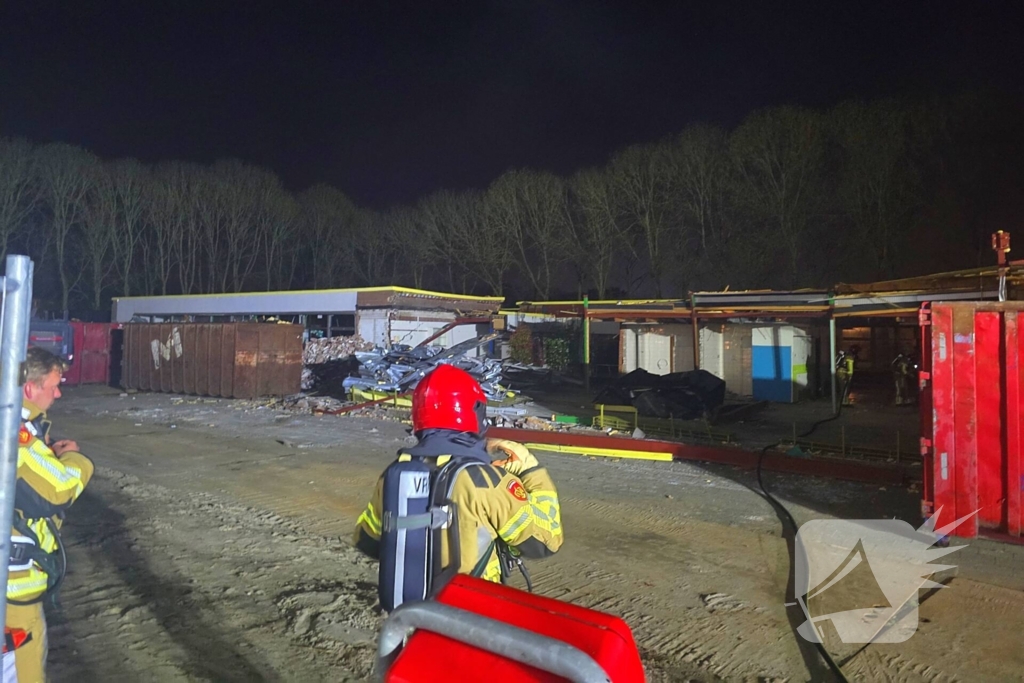 Brandweer druk met meerdere afval branden