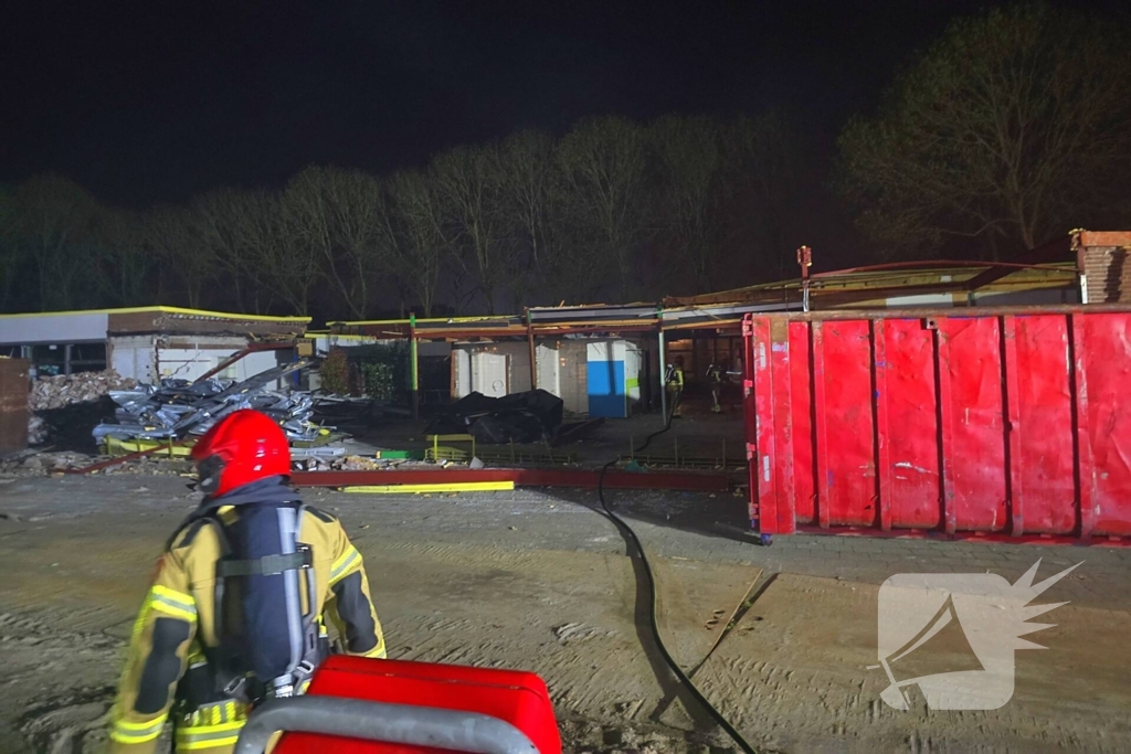 Brandweer druk met meerdere afval branden