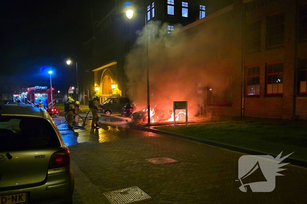 Brandweer blust nachtelijke autobrand