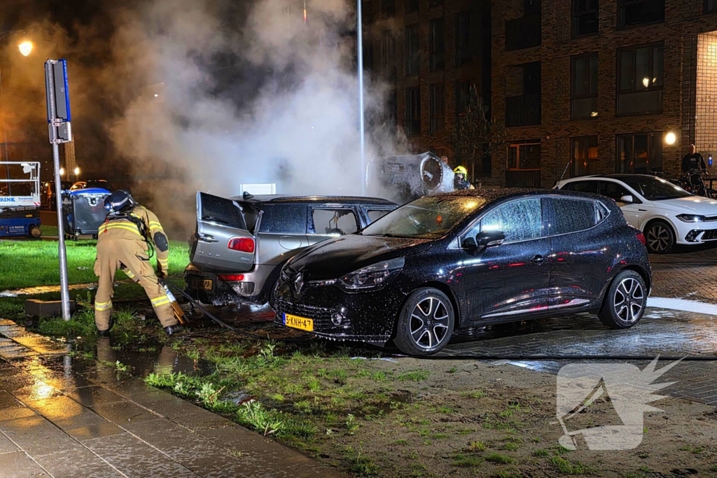 Brandweer blust nachtelijke autobrand