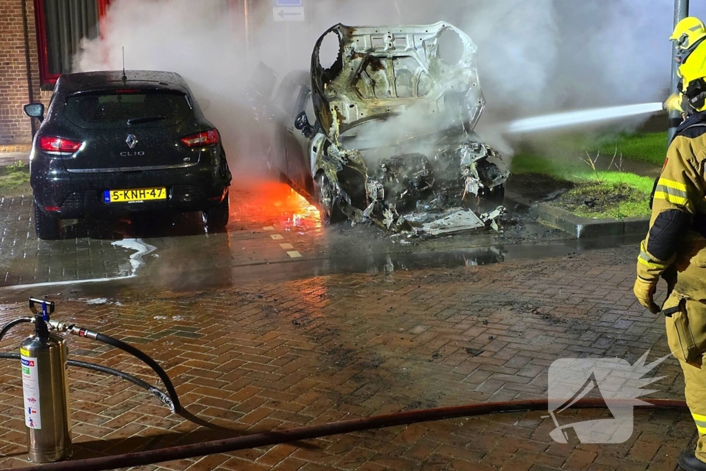 Brandweer blust nachtelijke autobrand