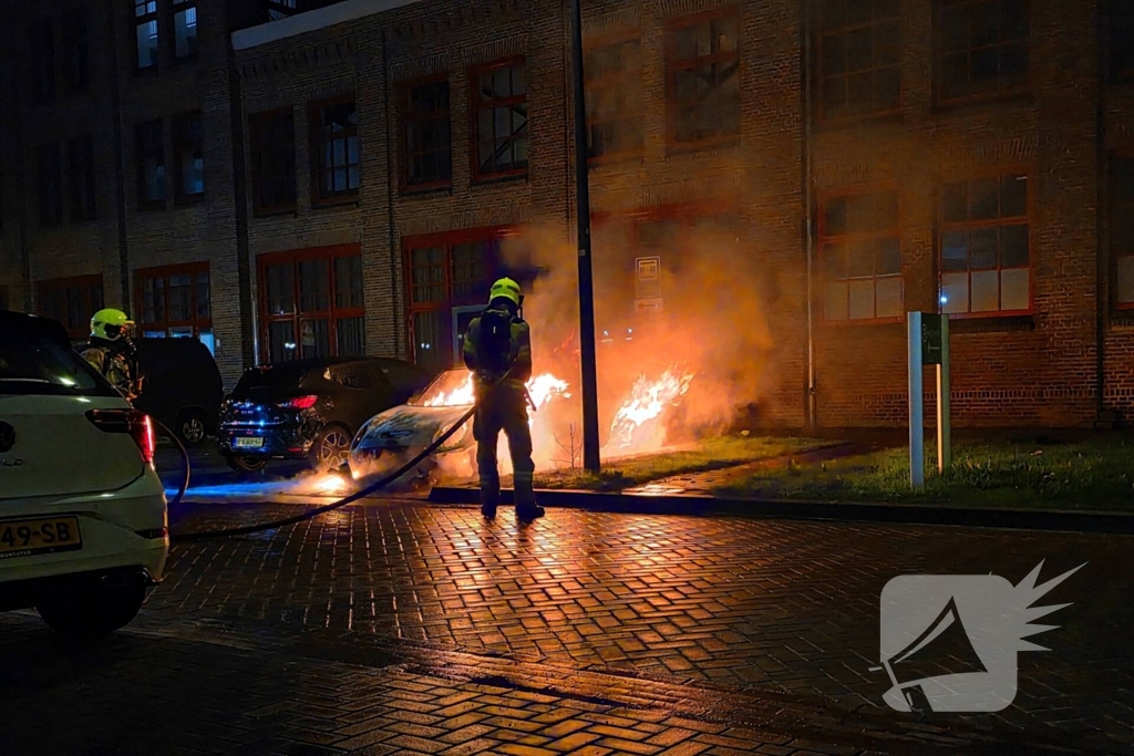 Brandweer blust nachtelijke autobrand