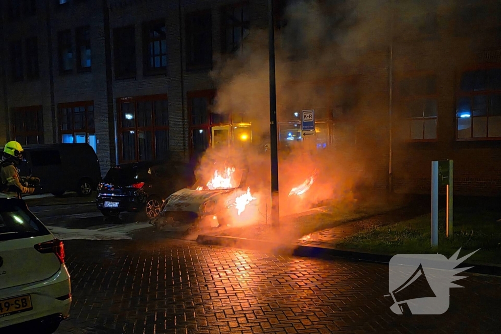 Brandweer blust nachtelijke autobrand
