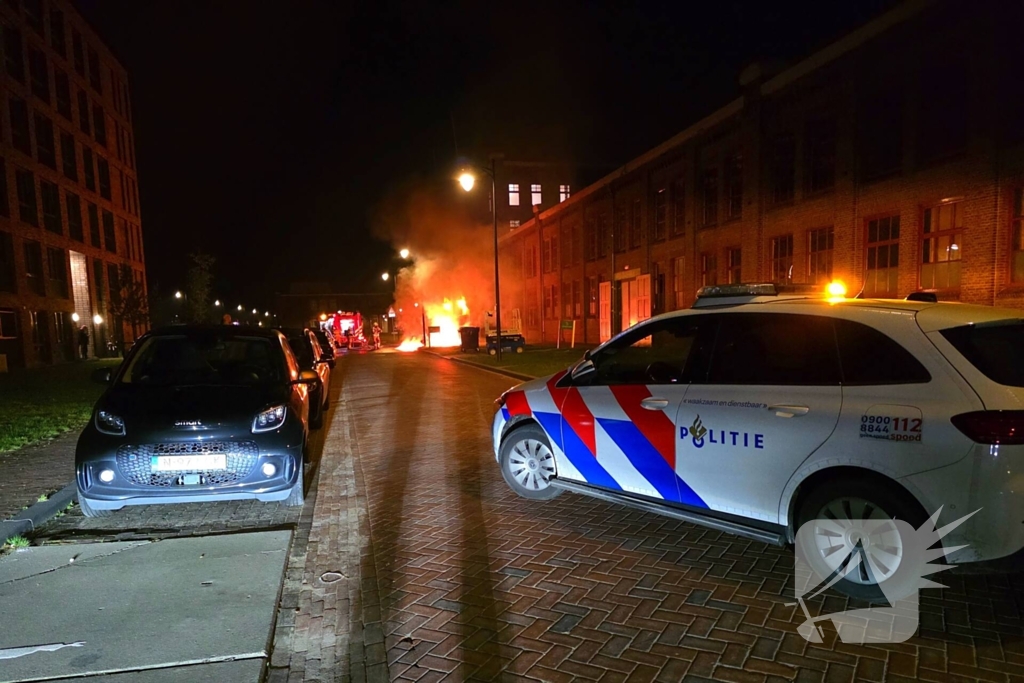 Brandweer blust nachtelijke autobrand