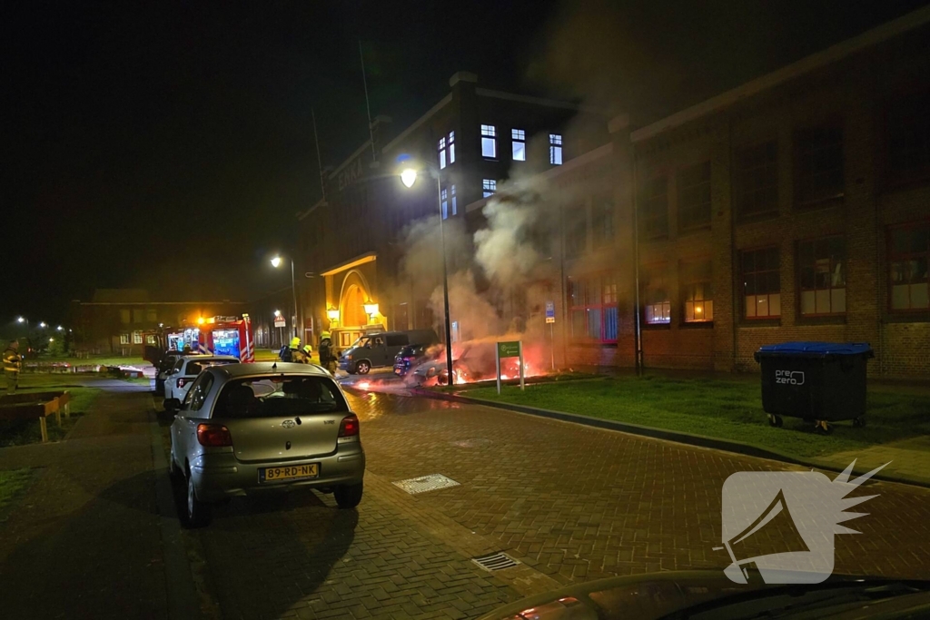 Brandweer blust nachtelijke autobrand